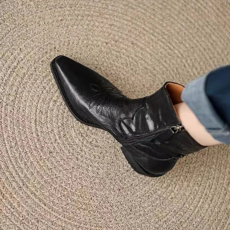 Delilah - Elegant Tapered Women's Boots for a Stylish Look